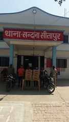 आठ पेटी शराब के साथ चार गिरफ्तार