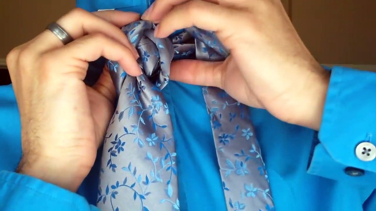 How To Tie A Tie The Carnation Knot video Dailymotion