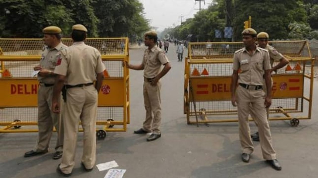 Couple misbehaves with Delhi Police after being stopped for not wearing mask