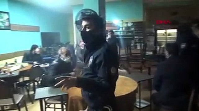 Polis baskınında tuvalet kağıdını maske yaptı