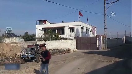 Sınırda ikamet eden vatandaşlar evlerini bayraklarla donattı