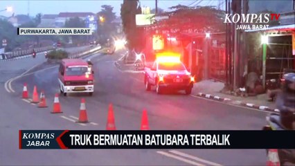 Truk Bermuatan Batu Bara Terbalik Di Purwakarta