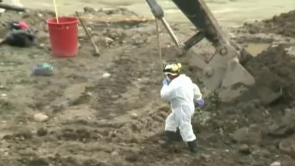 Descargar video: Recuperan los cadáveres de los 11 mineros atrapados en una mina en Colombia