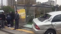 Başkentte otomobil otobüs durağına çarptı: 1 yaralı