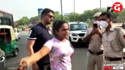 Angry Girl Fighting with Delhi Traffic Police