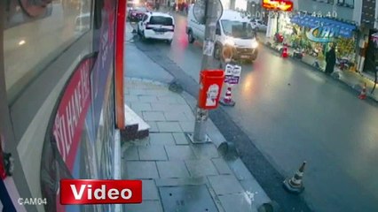 Aniden yola fırlayan çocuğa minibüs çarptı