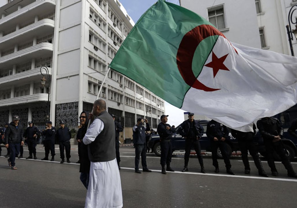 “La France coloniale a œuvré pour répandre l’analphabétisme en Algérie” accuse un proche du président algérien
