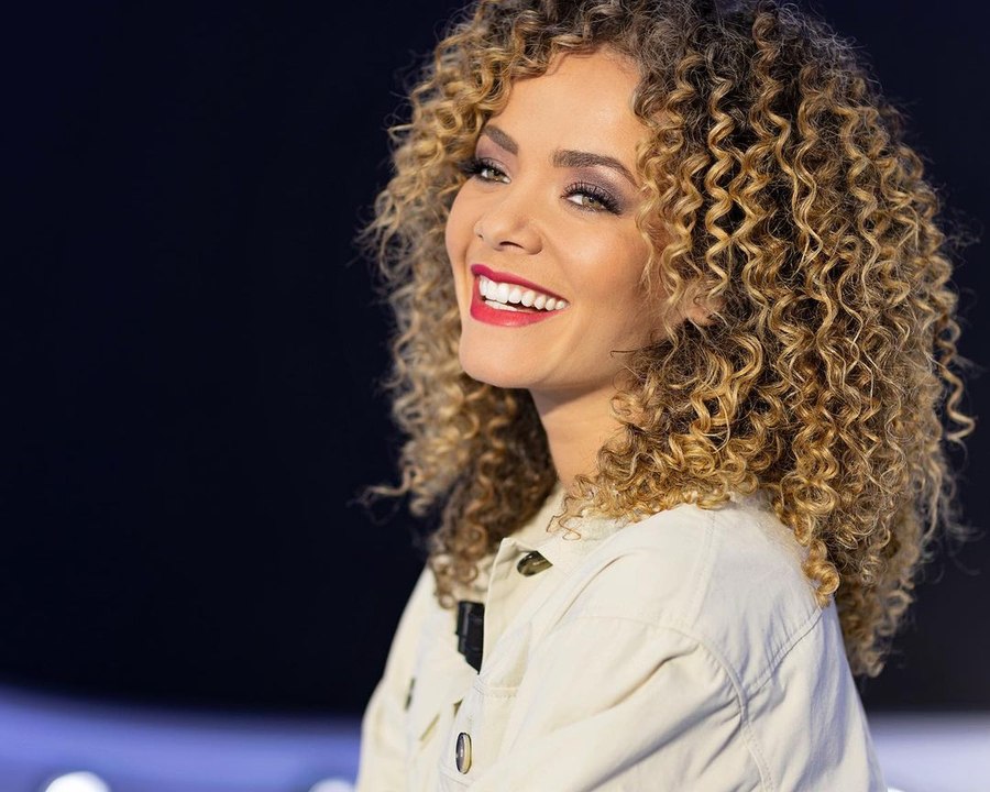 Anaïs Grangerac profite du soleil en posant en bikini