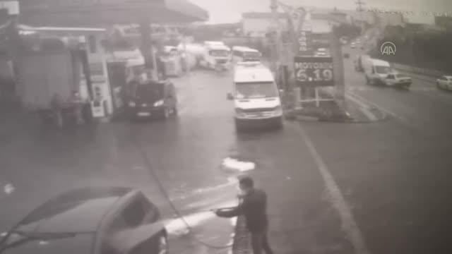 Son dakika haber... 6 kişinin yaralandığı otomobil ile panelvanın çarpışması güvenlik kamerasına yansıdı