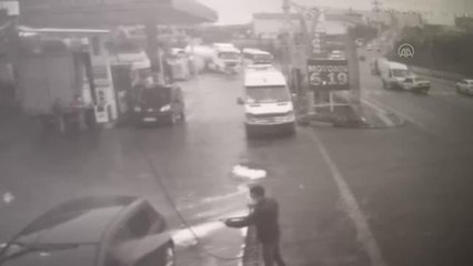 Son dakika haber... 6 kişinin yaralandığı otomobil ile panelvanın çarpışması güvenlik kamerasına yansıdı