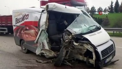 Otobanda hafriyat kamyonuna minibüs arkadan çarptı : 1 yaralı