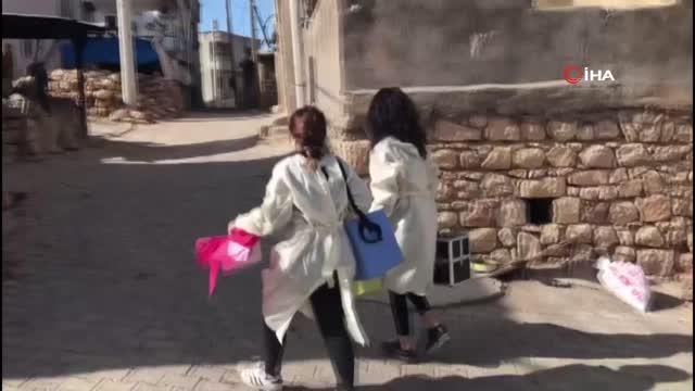 Kimini tarlasında kimini evinde aşıladılar... Vaka sayılarının düşmediği Siirt'te sağlık ekipleri kapı kapı gezerek aşılama çalışmalarına başladı