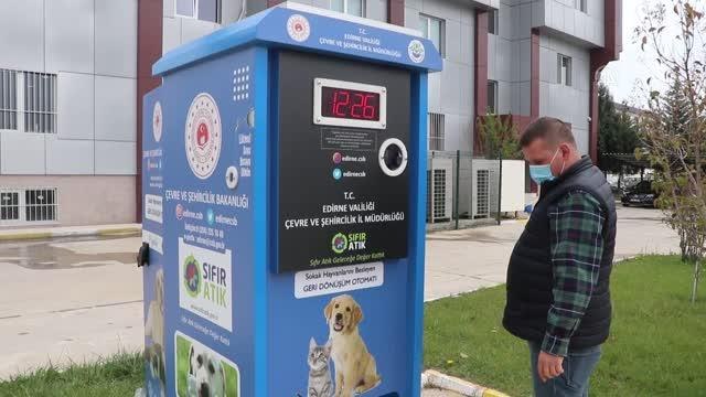 Sokaklara yerleştirilen otomatlardan plastik ve cam atık karşılığında hayvanlara mama alınabilecek