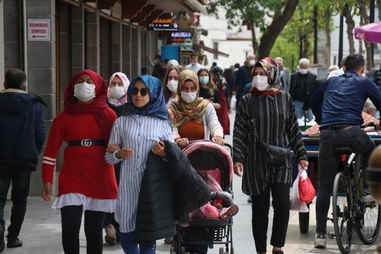 DİYARBAKIR'DA KISITLAMA SONRASI CADDE VE SOKAKLARDA YOĞUNLUK