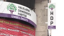 Vatan Partisi İzmir İl Teşkilatı HDP önünde evlat nöbeti tutan aileleri ziyaret etti