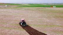 Kırşehir’de çiftçi tarlasına römorku ile Türk Bayrağı çizdi