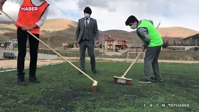 Öğrenciler atık ve atıl malzemelerle halı saha yaptı