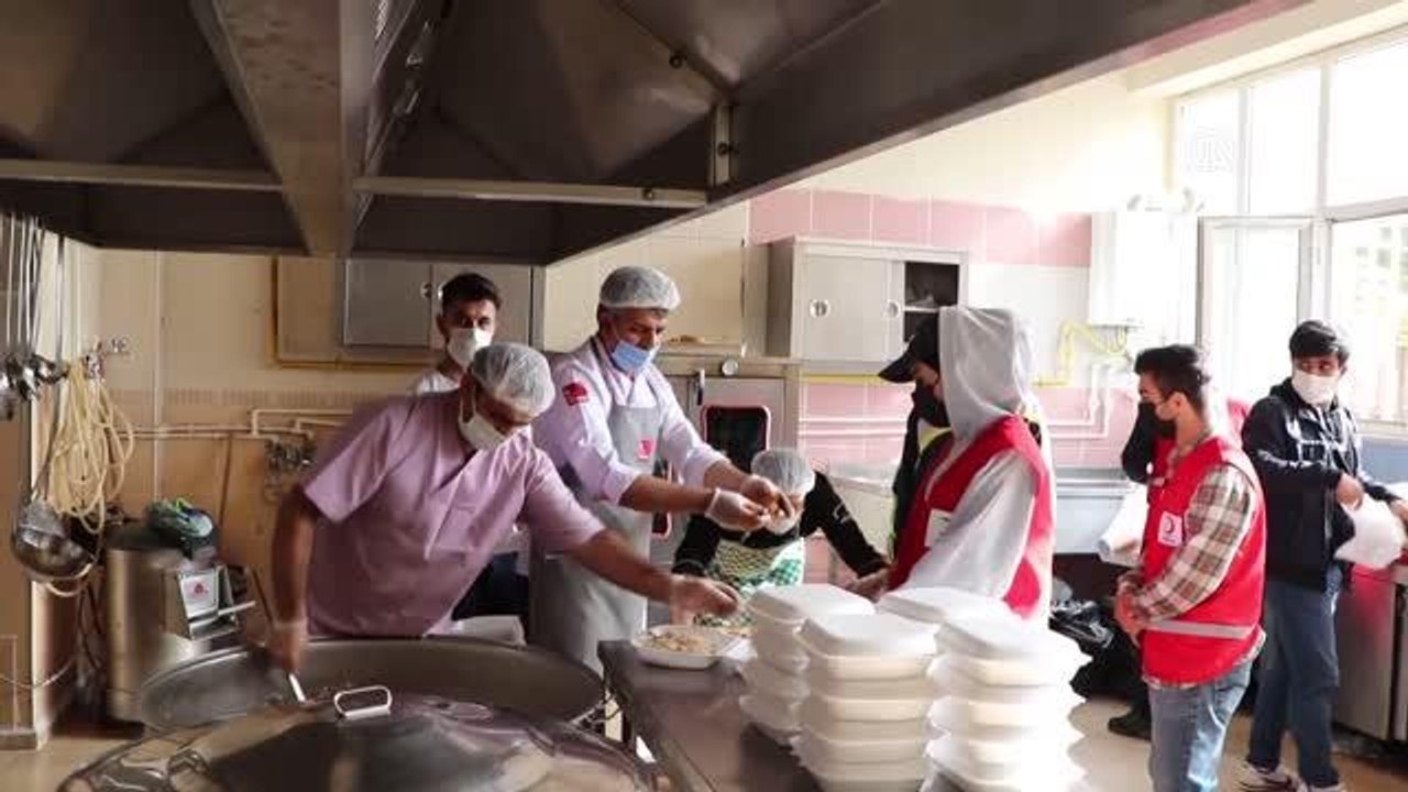 Vefa ekipleri ihtiyaç sahibi 65 yaş ve üstü vatandaşlara iftar yemeği ulaştırıyor