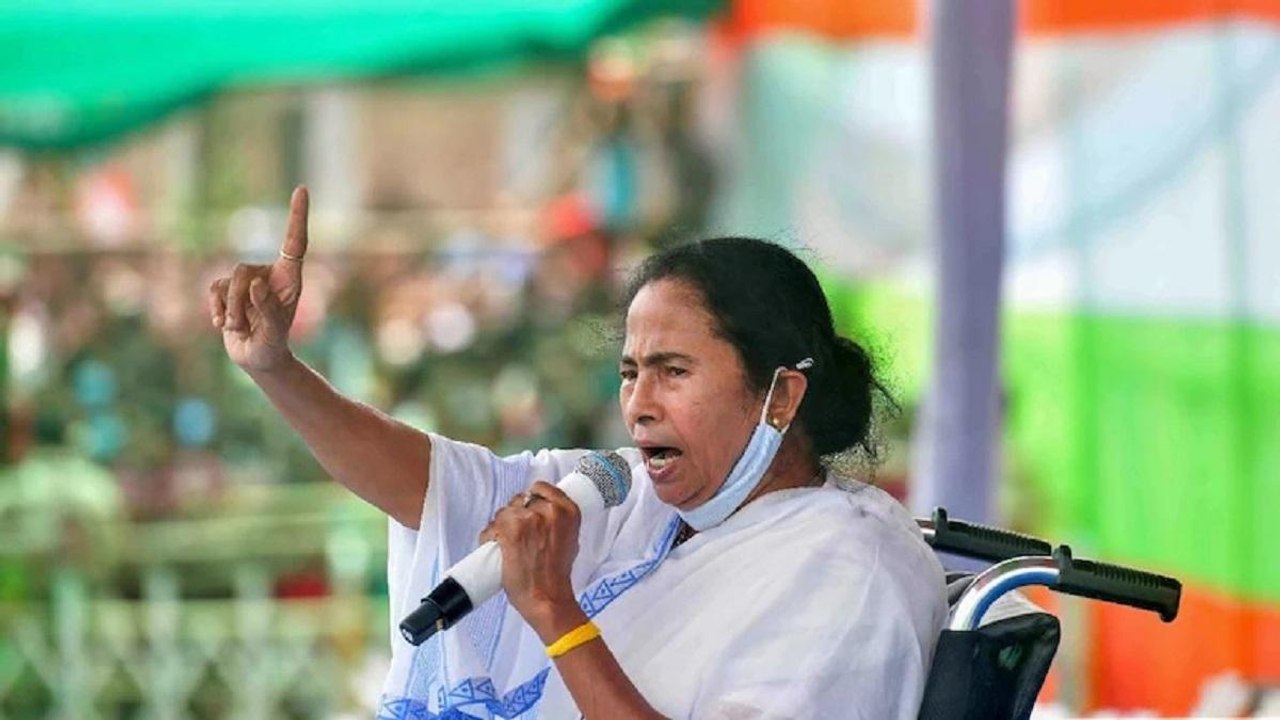 TMC vs BJP: Politics in Bengal over Covid-19 cr...