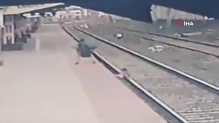 Raylara düşen çocuğu son anda kurtardı
