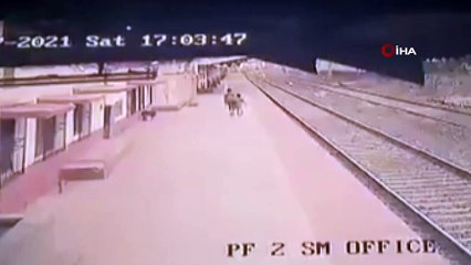 - Raylara düşen çocuğu son anda kurtardı