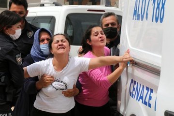 Eve girince dünyaları başına yıkılan genç kızların feryatları yürek dağladı: Uyan kardeşim uyan