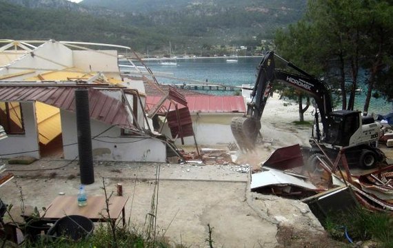 Dünyaca ünlü Akbük koyundaki kaçak yapıların yıkımı başladı