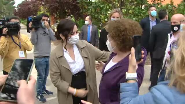 Las encuestas dan una clara victoria a Ayuso