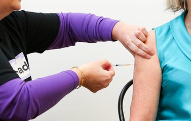 CEO de Pfizer: una tercera dosis de la vacuna COVID-19 es "probablemente" necesaria