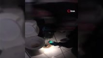 Son dakika: Polis, uyuşturucu operasyonunda banyo giderine dökülen uyuşturucuyu elektrikli süpürgeyle topladı
