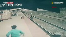 Hindistan'da istasyon çalışanı raylara düşen çocuğu son anda kurtardı