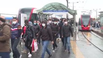 Sokağa çıkma kısıtlaması öncesi trafikte yoğunluk oluştu