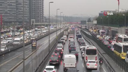 Son dakika haber... İstanbul'da trafik seviyesi yüzde 72'ye yükseldi