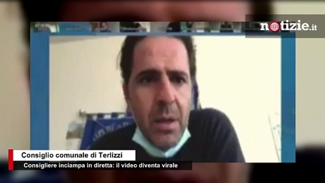 Terlizzi, consigliere cade in diretta durante il consiglio comunale: il video è virale