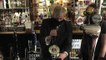 شاهد: بوريس جونسون يستمتع بشرب نصف لتر من الجعة في حانة بوسط لندن بعد تخفيف إجراءات الإغلاق