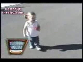 طفلة تخاف من خيالها