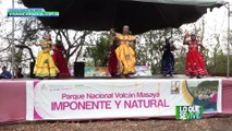 Turistas conectados con la naturaleza en el Parque Volcán Masaya