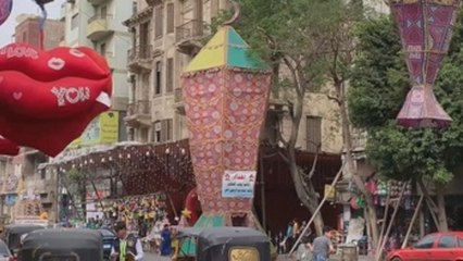 Cristianos iluminan El Cairo con el farolillo de Ramadán más grande de Egipto