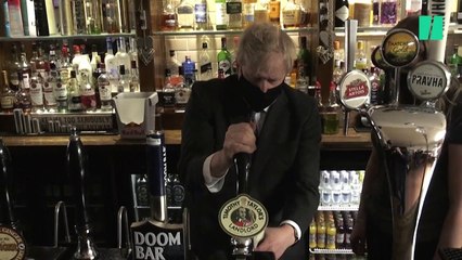 Boris Johnson s'offre une bière pour fêter le déconfinement