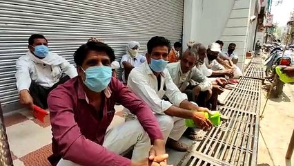 को-ऑपरेटिव बैंक के बाहर लग रही किसानों की भीड़,  गाइडलाइन का हो रहा उल्लंघन