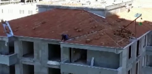 İşçilerin çatıda tehlikeli çalışması kamerada