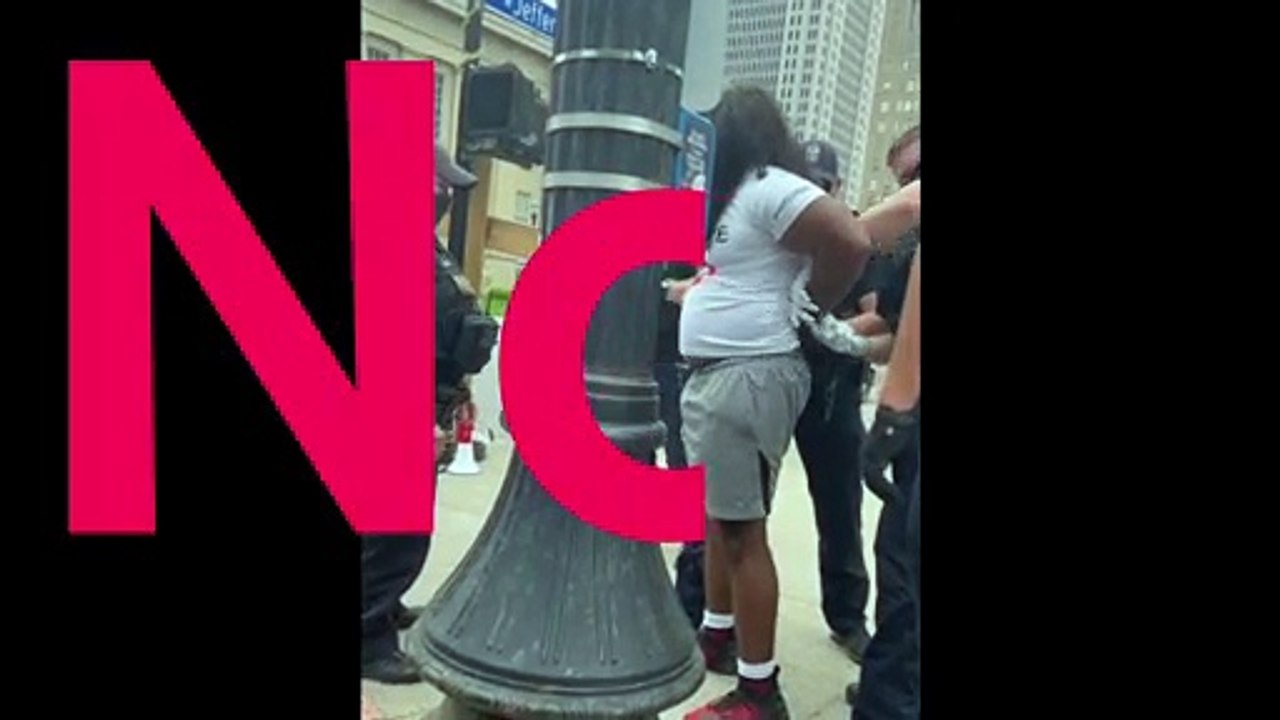 Polizist in Kentucky schlägt auf Demonstrant ein