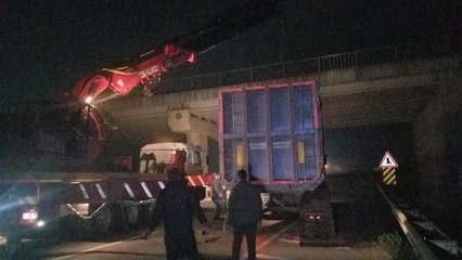 Dorsesi açılan TIR viyadüğe çarptı, yol trafiğe kapandı