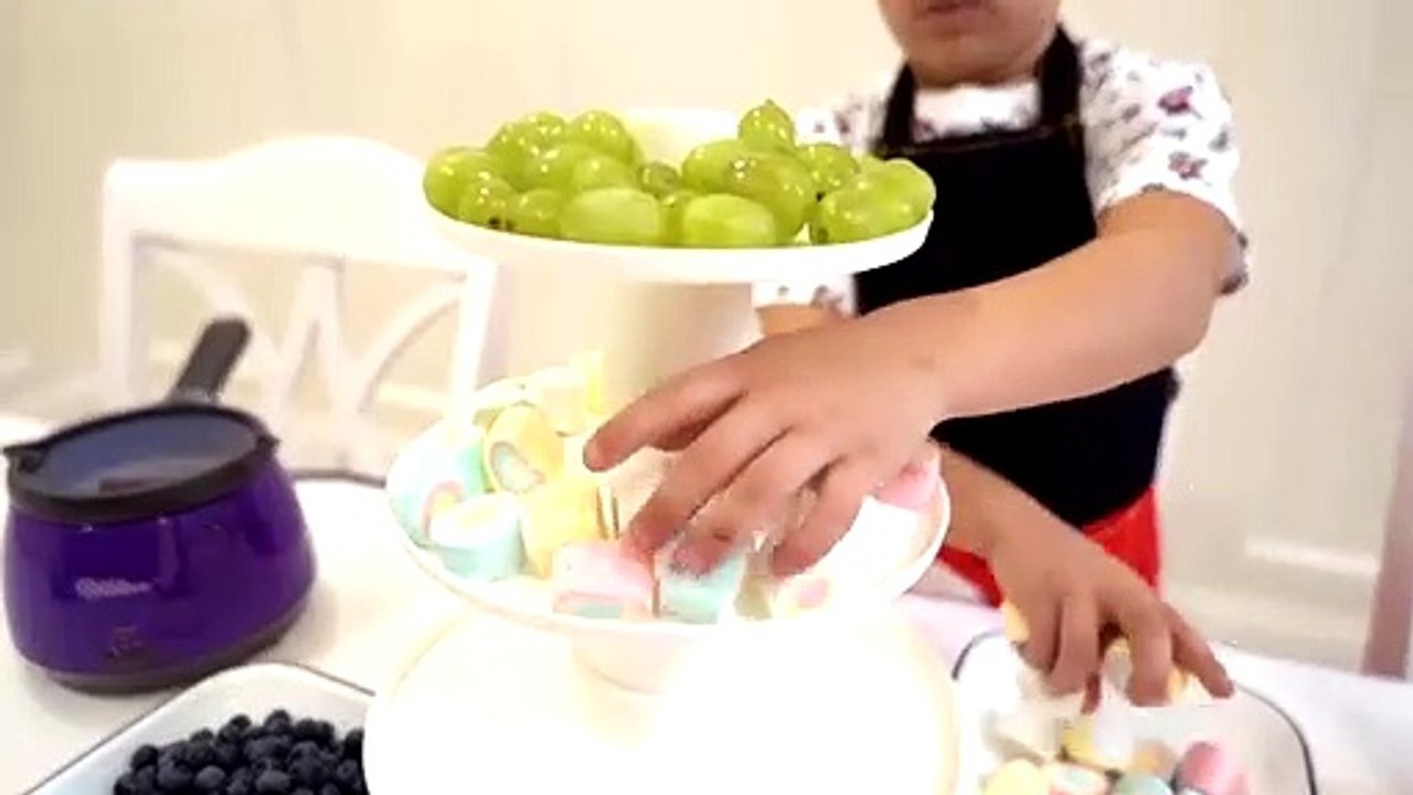 DIANA ET ROMA PRÉPARENT LE DESSERT POUR LEUR PAPA