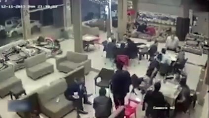Korkunç deprem kafedeki müşterileri böyle yakaladı