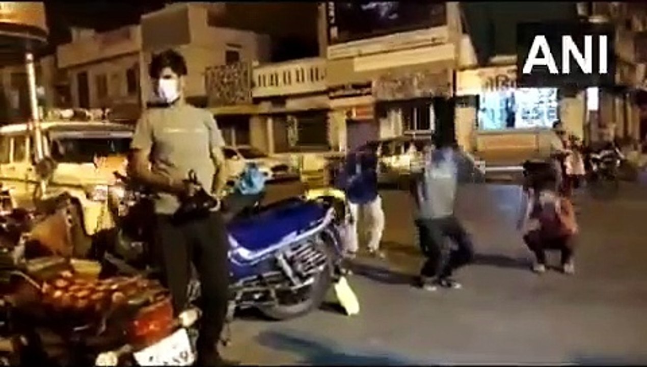 लॉकडाउन में बाहर निकले युवकों को पुलिस ने रोका...