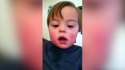 Büyük bir gayretle alfabeyi öğrenen down sendromlu çocuk