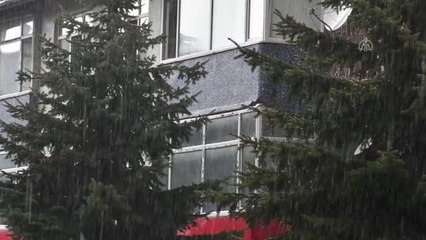 Şiddetli sağanak sürücüler ile yayalara zor anlar yaşattı