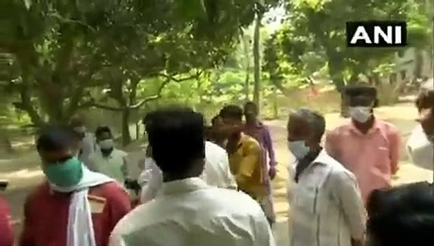 बंगाल में वोटिंग के दौरान पोलिंग बूथ पर लड़ पड़े भाजपा और टीएमसी के कार्यकर्ता