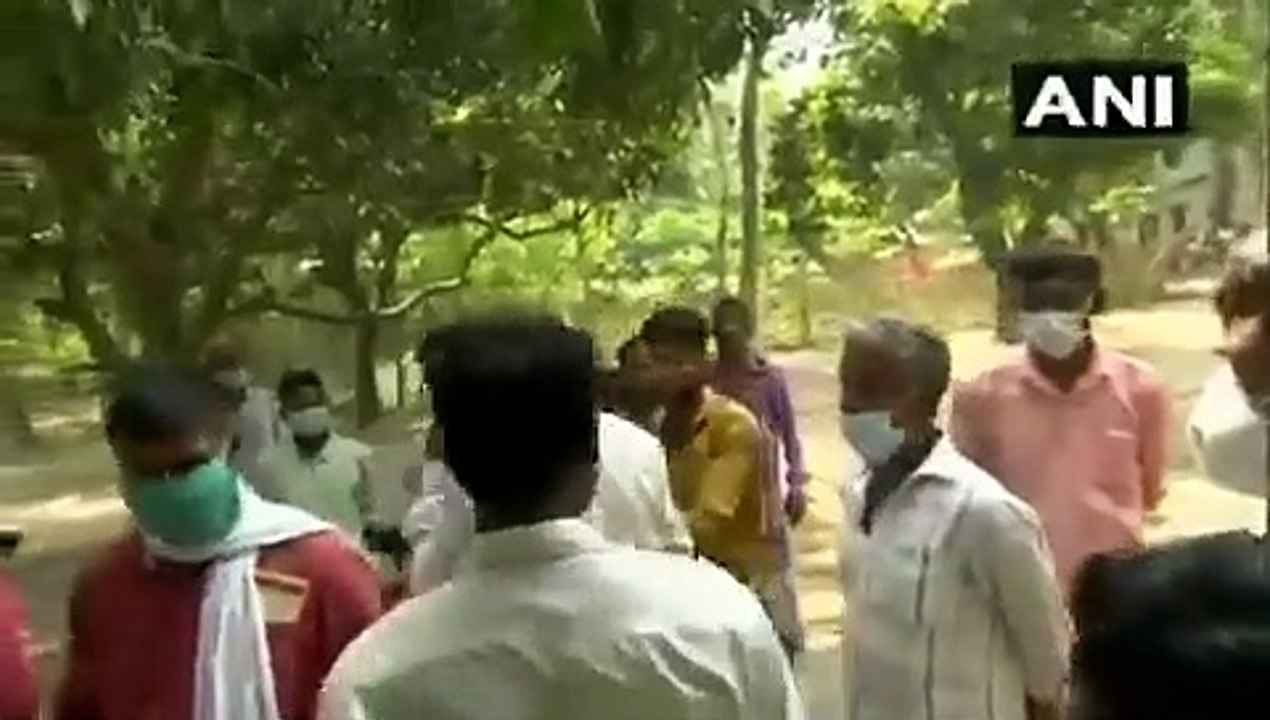 बंगाल में वोटिंग के दौरान पोलिंग बूथ पर लड़ पड़...